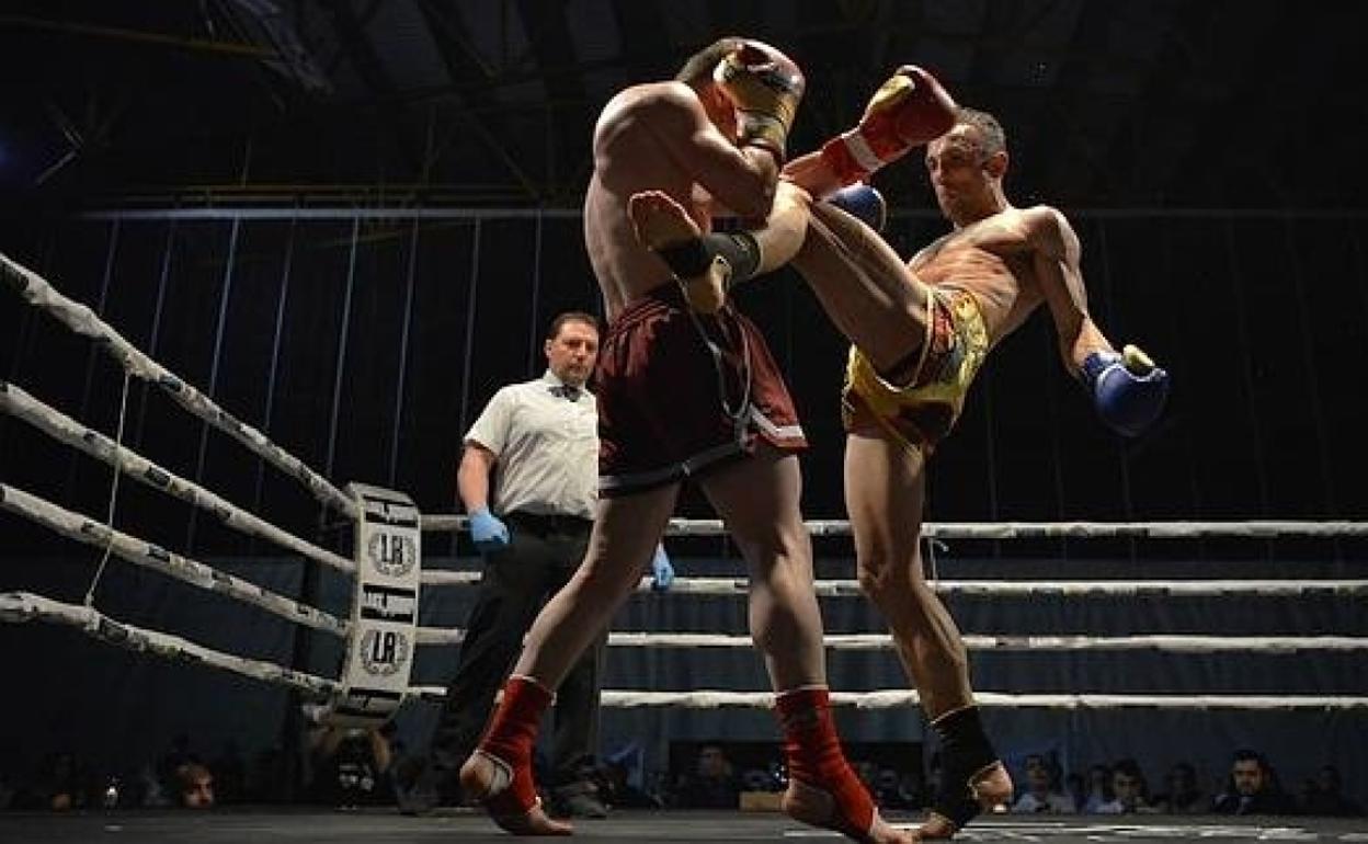 Imagen de un combate de kick boxing.