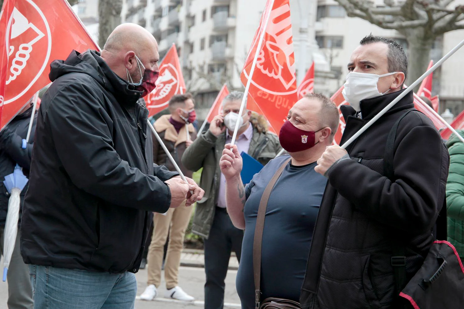 Concentración convocada por CCOO y UGT frente a la subdelegación del Gobierno de León para pedir la subida del salario mínimo interprofesional (SMI) y la derogación de las reformas laboral y de pensiones. 