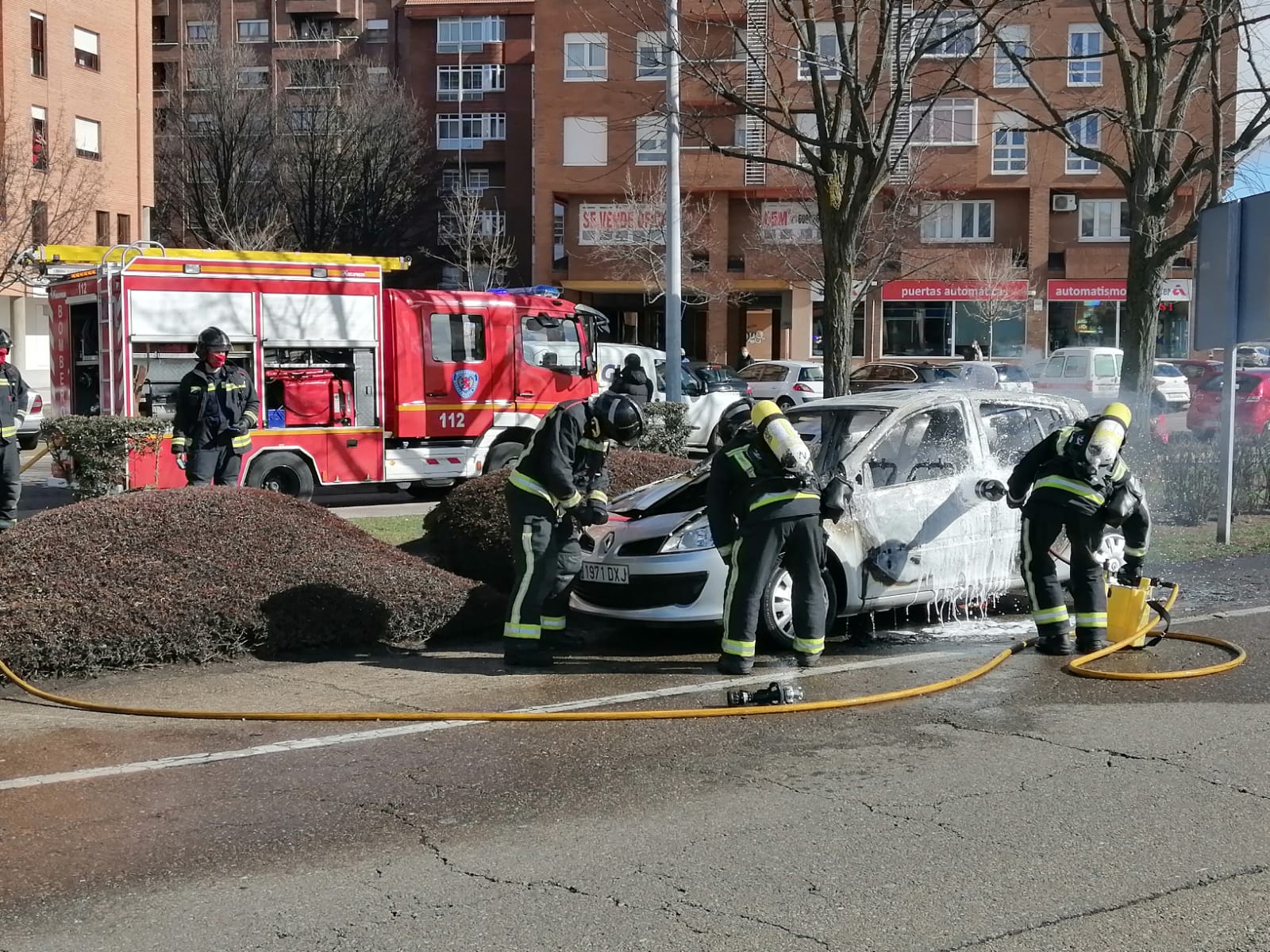 Los bomberos apagan un coche ardiendo en la capital leonesa.