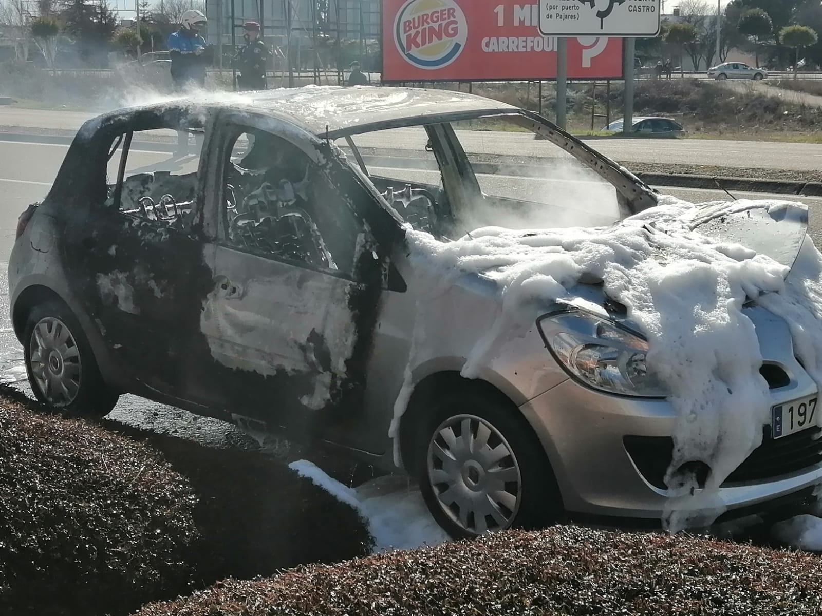 Los bomberos apagan un coche ardiendo en la capital leonesa.