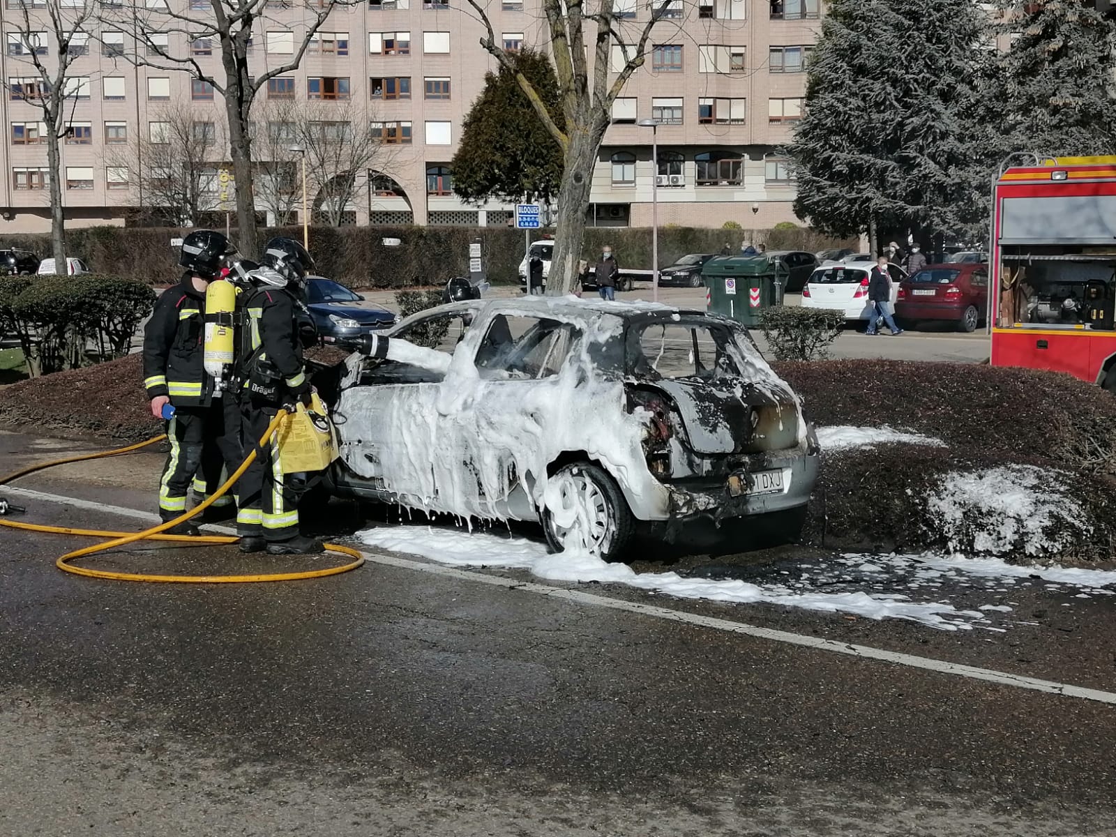 Los bomberos apagan un coche ardiendo en la capital leonesa.