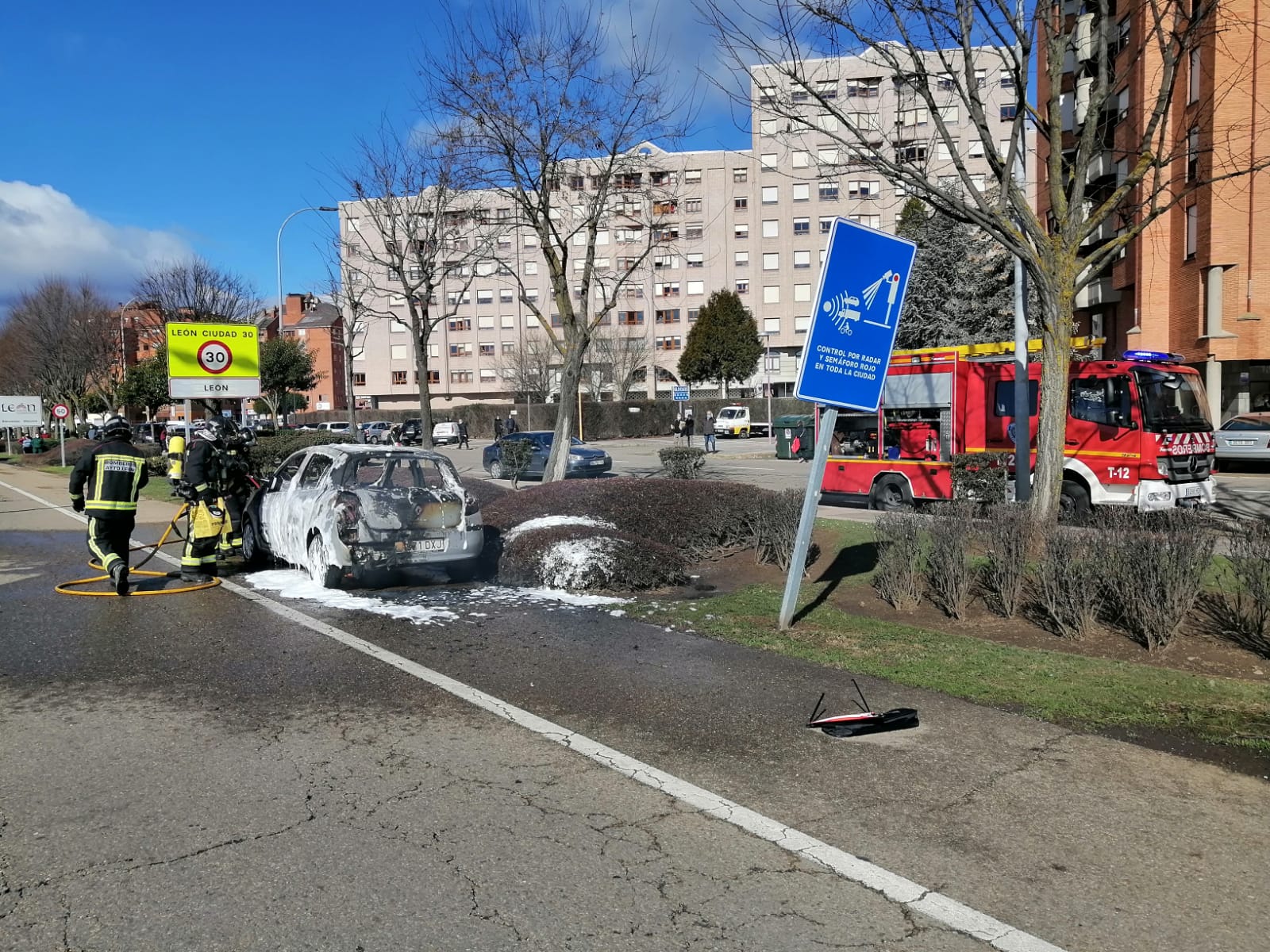 Los bomberos apagan un coche ardiendo en la capital leonesa.