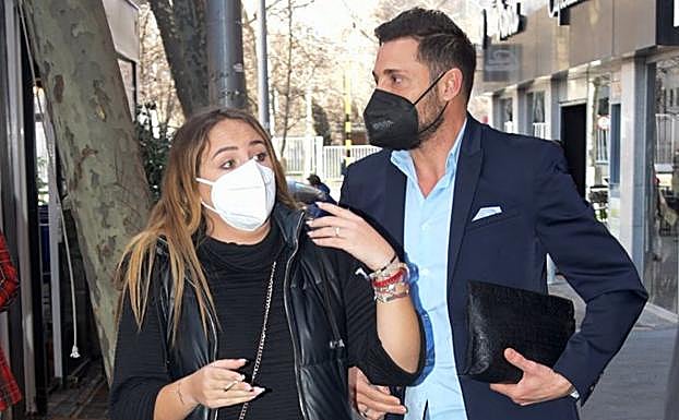 Rocío Flores y Gloria Camila han esperado a Olga Moreno al lado de los juzgados con Antonio David Flores.