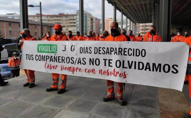 Los trabajadores han recordado a sus dos compañeros fallecidos. 