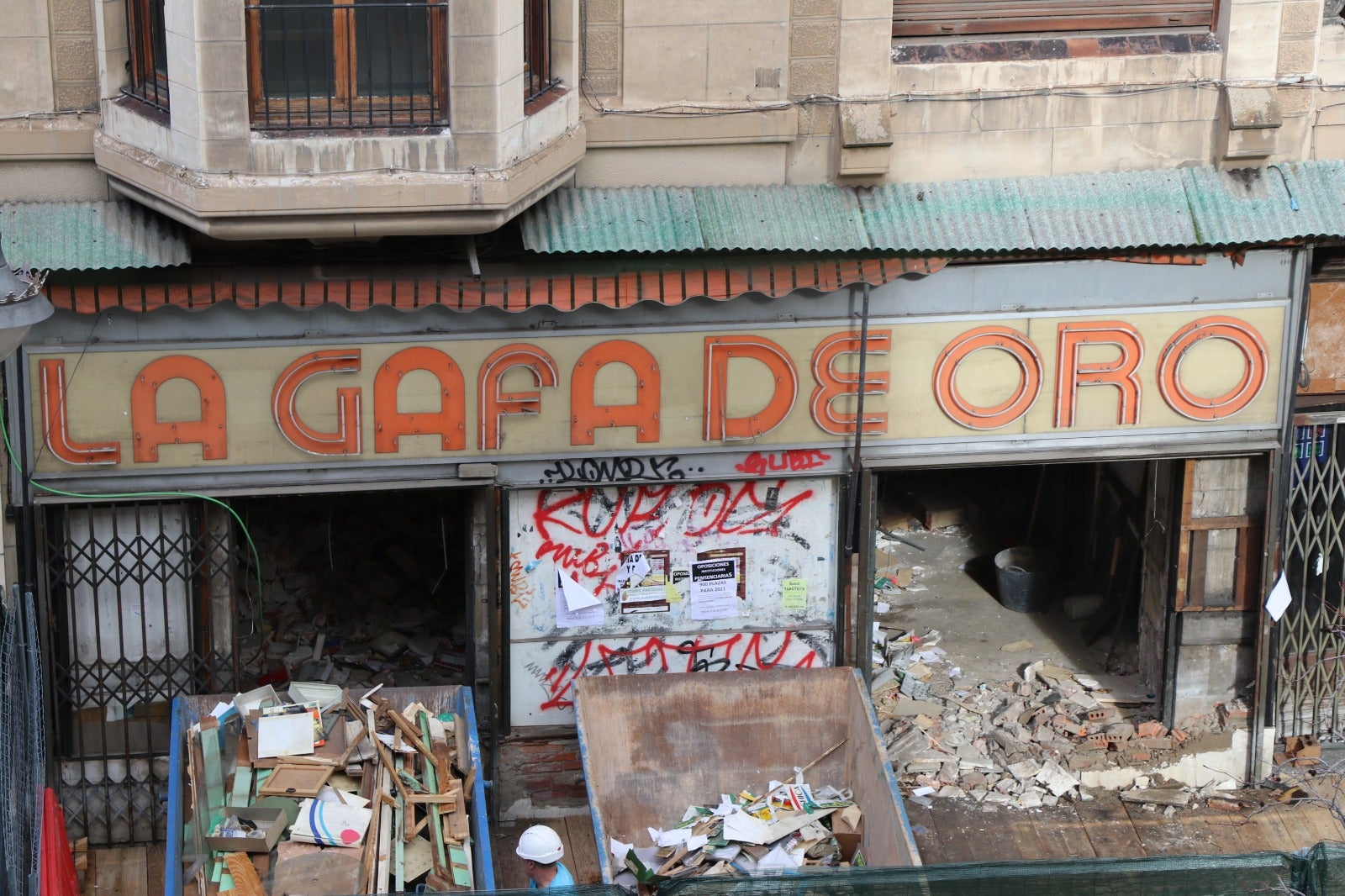 La memoria de la 'La Gafa de Oro' renace en una nueva óptica. El espacio comercial utilizado por la 'La Gafa de Oro' durante décadas, y que fue enseña de la ciudad, se recupera con un nuevo proyecto de ópica para Ordoño II. El letrero «art-nouveau» que siempre acompañó al comercio no tiene destino fijo. 