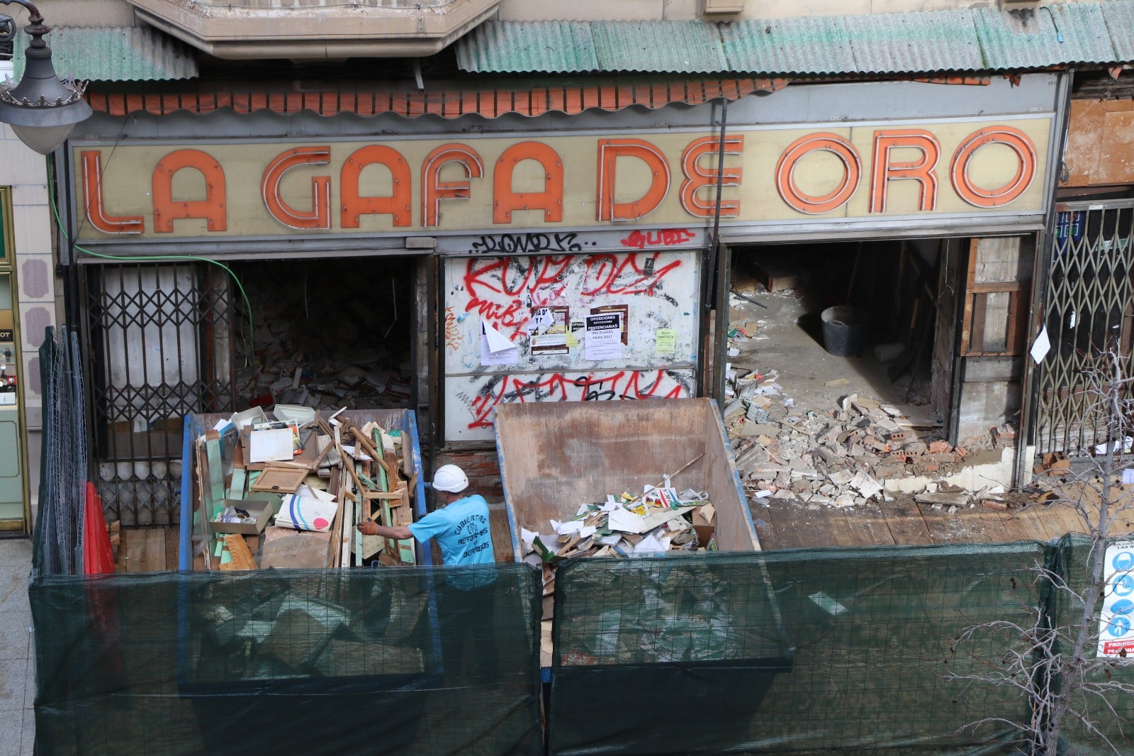 La memoria de la 'La Gafa de Oro' renace en una nueva óptica. El espacio comercial utilizado por la 'La Gafa de Oro' durante décadas, y que fue enseña de la ciudad, se recupera con un nuevo proyecto de ópica para Ordoño II. El letrero «art-nouveau» que siempre acompañó al comercio no tiene destino fijo. 