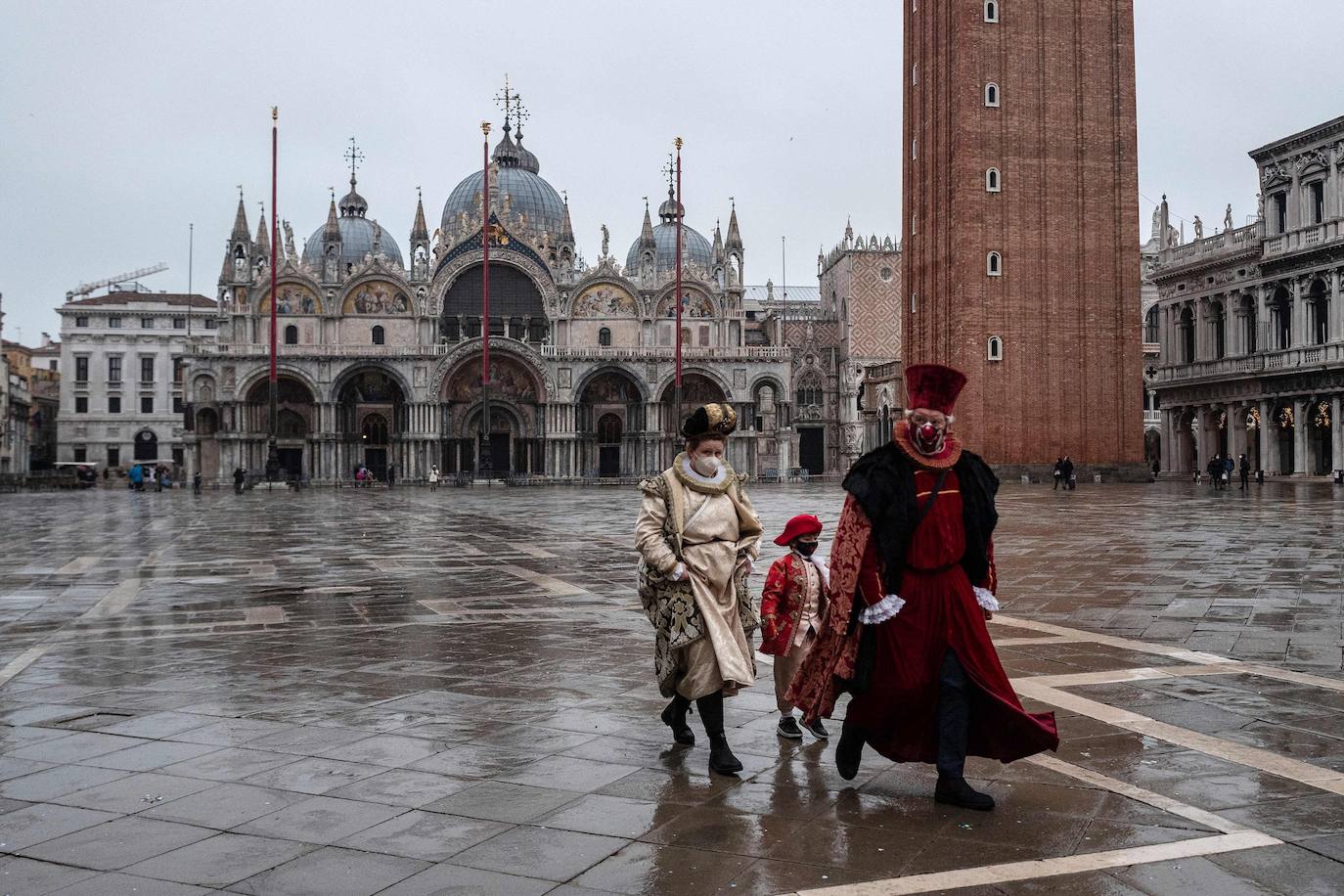 Venecia se ha quedado sin turistas. La pandemia ha castigado con fuerza esta ciudad mágica. Su famoso carnaval se ha celebrado este año en versión Covid, sin visitantes y en gran parte telemático. Antes de la pandemia, el carnaval generaba unos 70 millones de euros, que gastaban unos 567.000 turistas. «Es totalmente surrealista. Lo que más me sorprende es el silencio. Durante el carnaval siempre se oye música, la gente que se divierte. Pero Venecia entre brumas sigue siendo un lugar mágico», dice Chiara Ragazzon, de 47 años. 