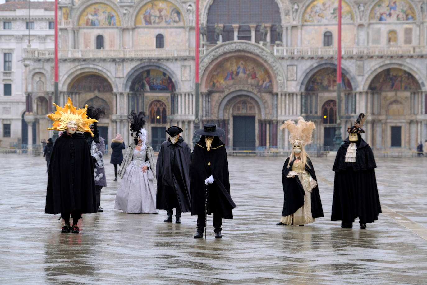 Venecia se ha quedado sin turistas. La pandemia ha castigado con fuerza esta ciudad mágica. Su famoso carnaval se ha celebrado este año en versión Covid, sin visitantes y en gran parte telemático. Antes de la pandemia, el carnaval generaba unos 70 millones de euros, que gastaban unos 567.000 turistas. «Es totalmente surrealista. Lo que más me sorprende es el silencio. Durante el carnaval siempre se oye música, la gente que se divierte. Pero Venecia entre brumas sigue siendo un lugar mágico», dice Chiara Ragazzon, de 47 años. 