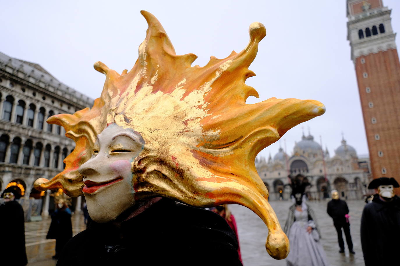 Venecia se ha quedado sin turistas. La pandemia ha castigado con fuerza esta ciudad mágica. Su famoso carnaval se ha celebrado este año en versión Covid, sin visitantes y en gran parte telemático. Antes de la pandemia, el carnaval generaba unos 70 millones de euros, que gastaban unos 567.000 turistas. «Es totalmente surrealista. Lo que más me sorprende es el silencio. Durante el carnaval siempre se oye música, la gente que se divierte. Pero Venecia entre brumas sigue siendo un lugar mágico», dice Chiara Ragazzon, de 47 años. 