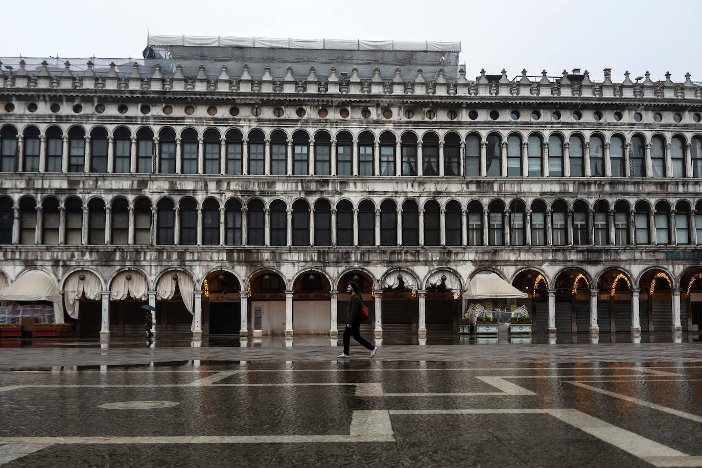 Venecia se ha quedado sin turistas. La pandemia ha castigado con fuerza esta ciudad mágica. Su famoso carnaval se ha celebrado este año en versión Covid, sin visitantes y en gran parte telemático. Antes de la pandemia, el carnaval generaba unos 70 millones de euros, que gastaban unos 567.000 turistas. «Es totalmente surrealista. Lo que más me sorprende es el silencio. Durante el carnaval siempre se oye música, la gente que se divierte. Pero Venecia entre brumas sigue siendo un lugar mágico», dice Chiara Ragazzon, de 47 años. 