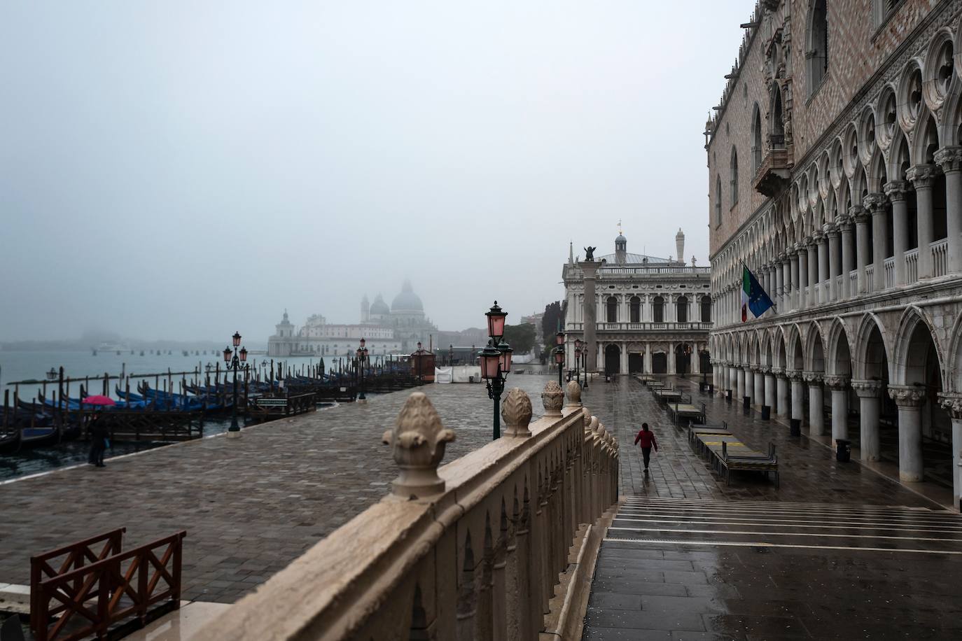 Venecia se ha quedado sin turistas. La pandemia ha castigado con fuerza esta ciudad mágica. Su famoso carnaval se ha celebrado este año en versión Covid, sin visitantes y en gran parte telemático. Antes de la pandemia, el carnaval generaba unos 70 millones de euros, que gastaban unos 567.000 turistas. «Es totalmente surrealista. Lo que más me sorprende es el silencio. Durante el carnaval siempre se oye música, la gente que se divierte. Pero Venecia entre brumas sigue siendo un lugar mágico», dice Chiara Ragazzon, de 47 años. 