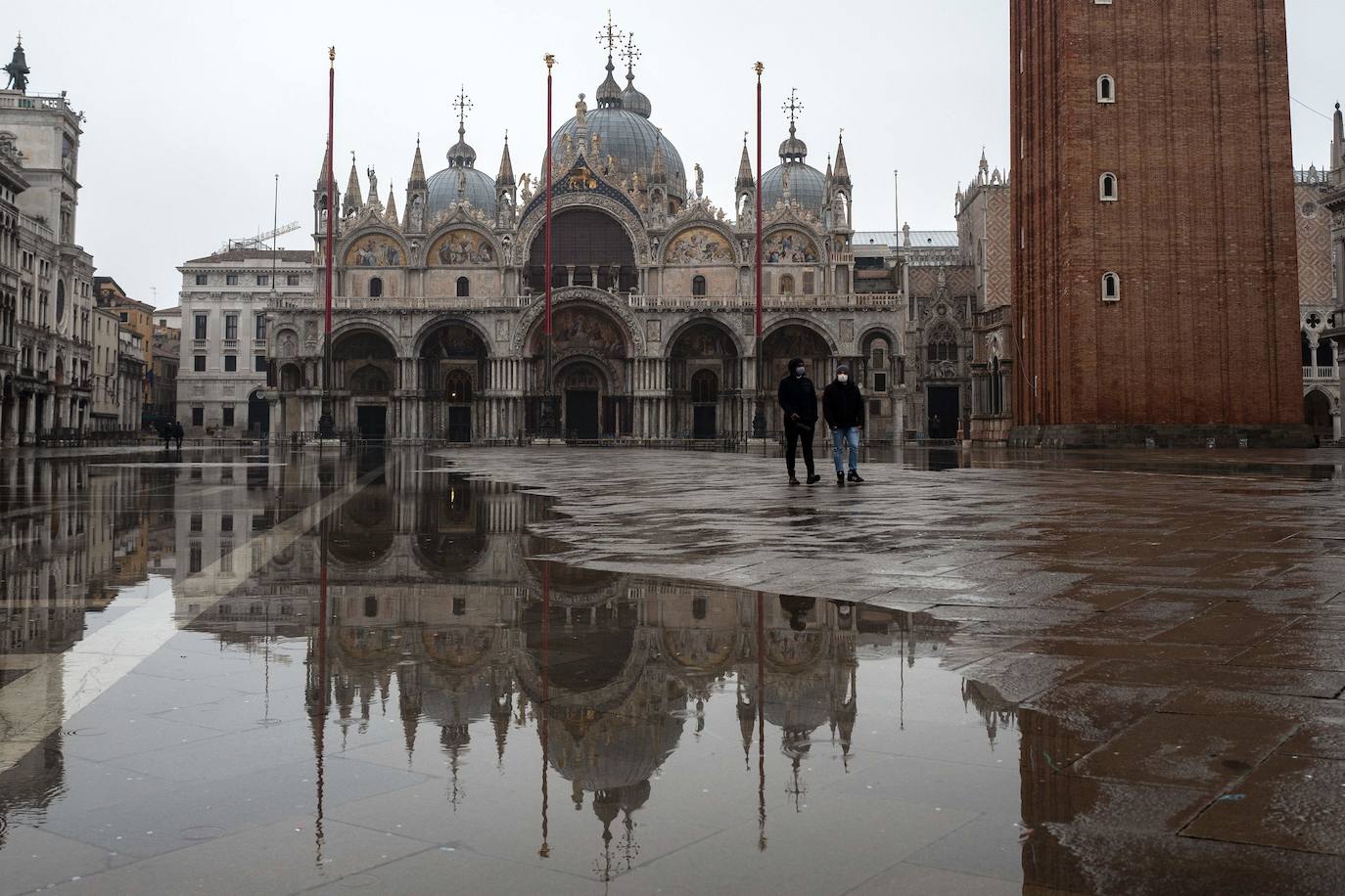 Venecia se ha quedado sin turistas. La pandemia ha castigado con fuerza esta ciudad mágica. Su famoso carnaval se ha celebrado este año en versión Covid, sin visitantes y en gran parte telemático. Antes de la pandemia, el carnaval generaba unos 70 millones de euros, que gastaban unos 567.000 turistas. «Es totalmente surrealista. Lo que más me sorprende es el silencio. Durante el carnaval siempre se oye música, la gente que se divierte. Pero Venecia entre brumas sigue siendo un lugar mágico», dice Chiara Ragazzon, de 47 años. 