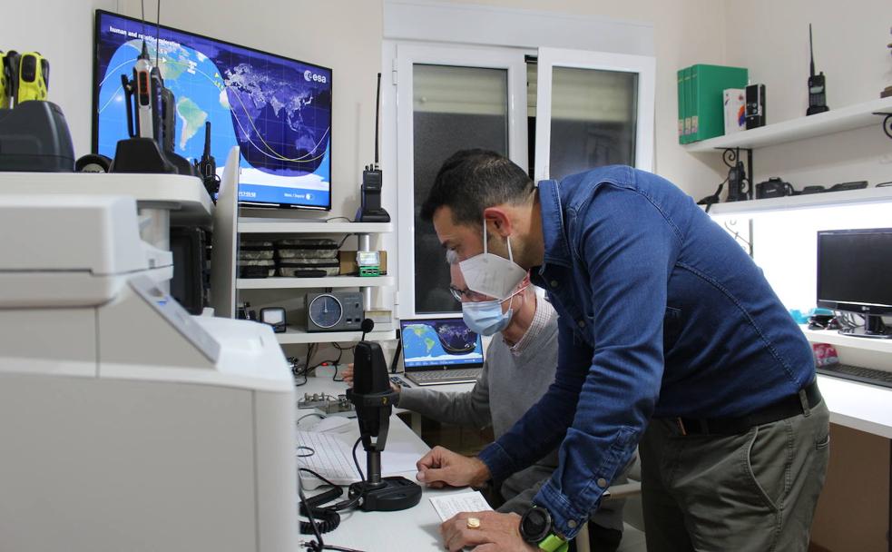 Miguel Ángel Yugueros y Juan Carlos Llamazares conectan con otras estaciones de radio de todo el mundo. 