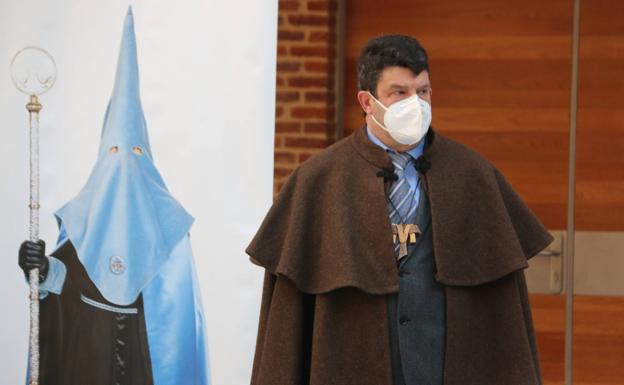 Un representatnte de una cofradía de la Semana Santa de León en un acto en el Museo.