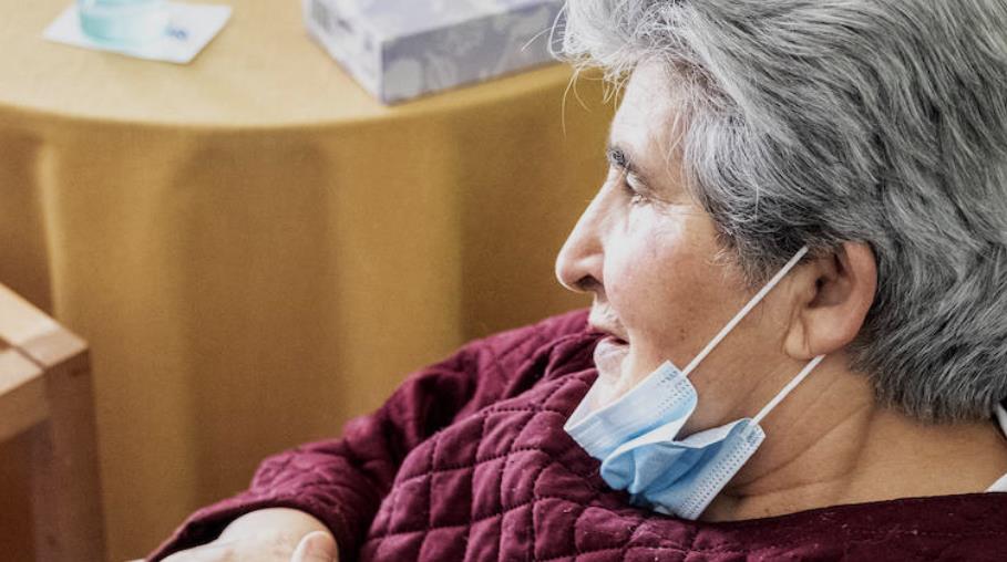 Una mujer en una residencia. 