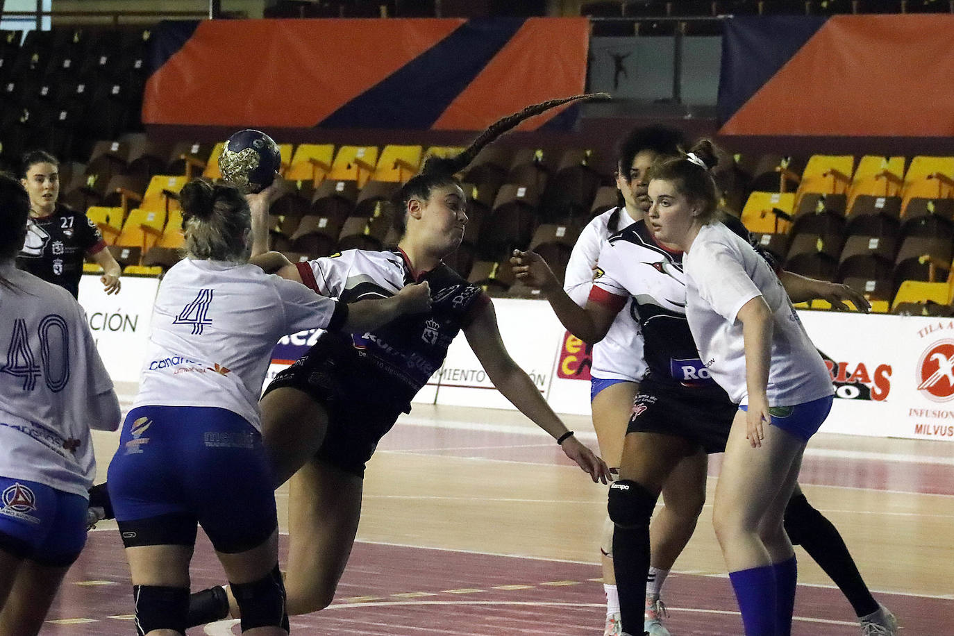 Las leonesas se imponen al Balonmano Salud y siguen sumando triunfos.