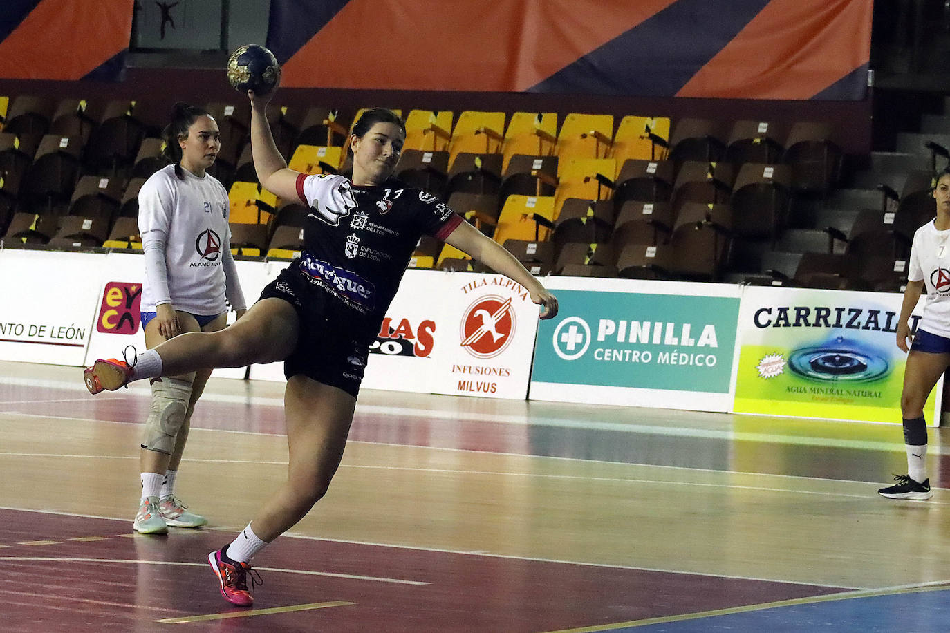 Las leonesas se imponen al Balonmano Salud y siguen sumando triunfos.