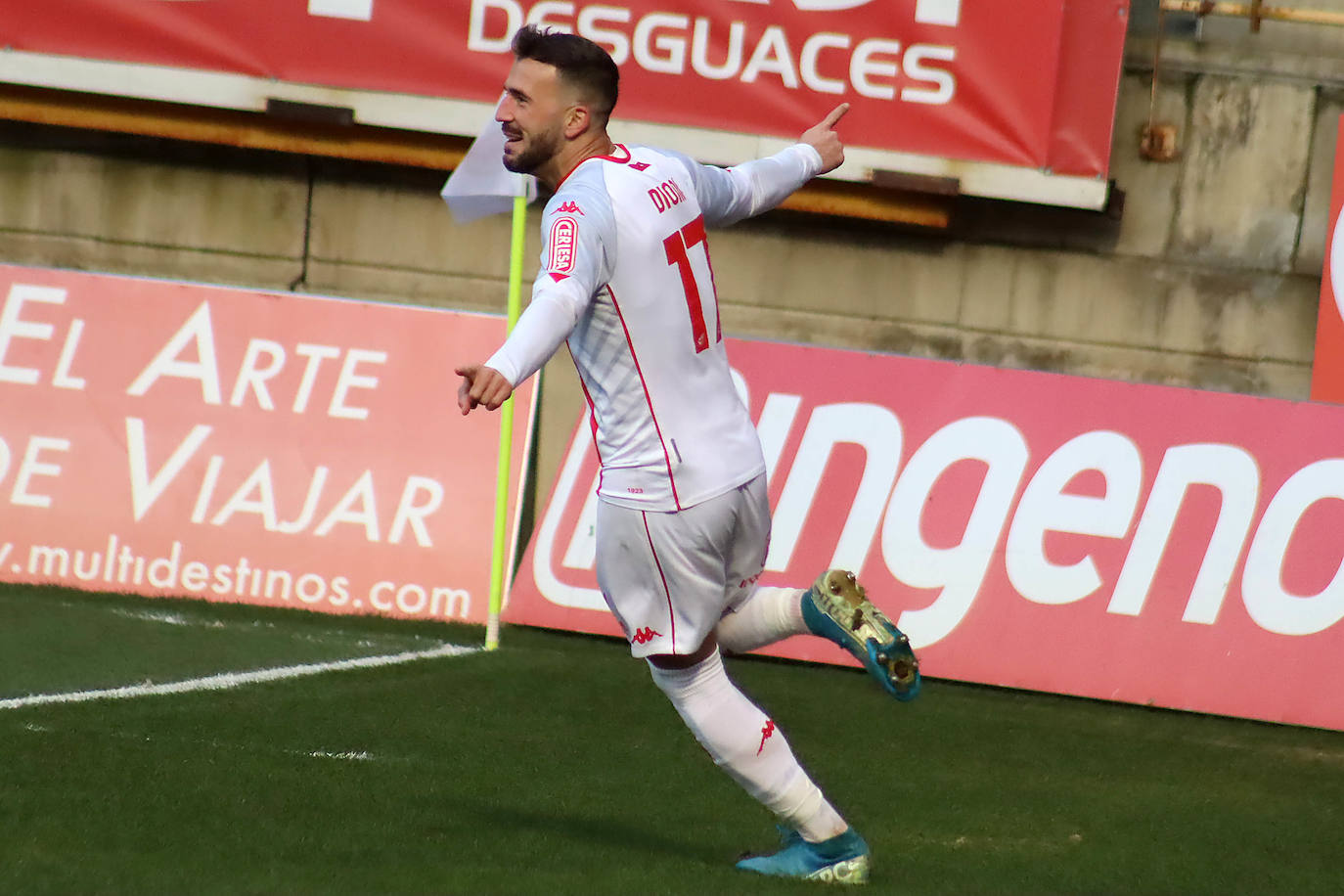 Dioni celebra uno de sus goles.