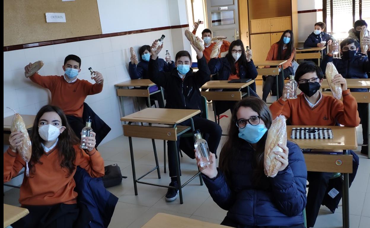 Los alumnos del Colegio Divina Pastora participan en la campaña para recaudar fondos contra el hambre.