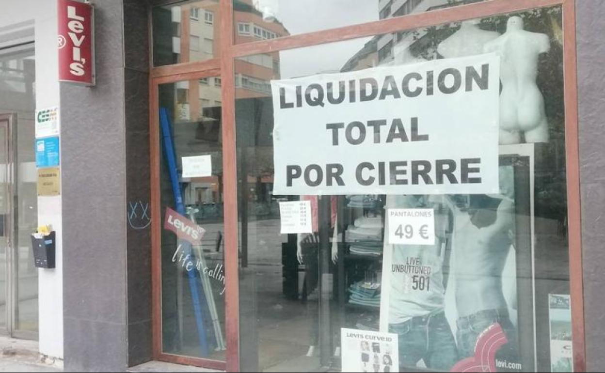 Una empresa con el cartel de liquidación por cierre.