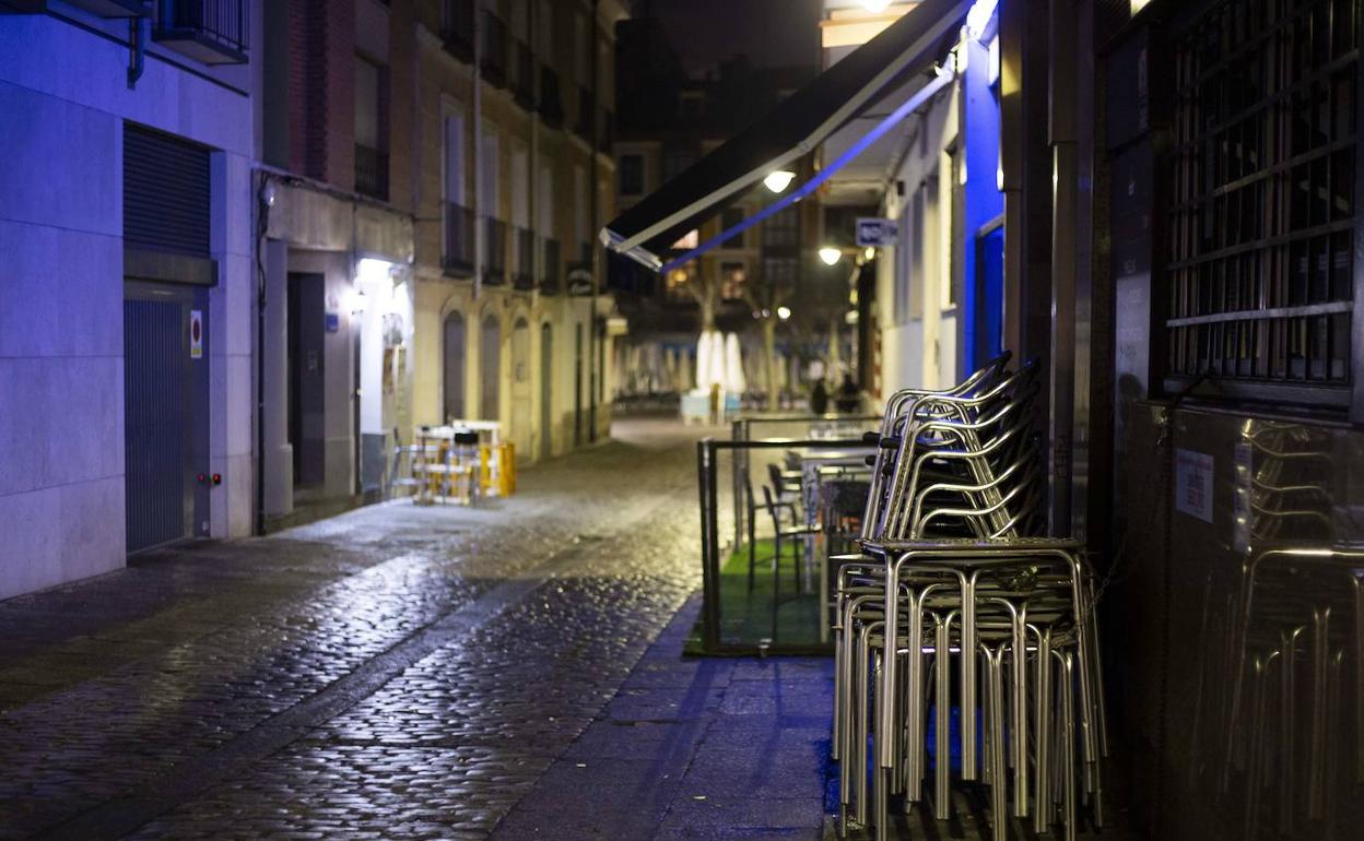 Calles vacías con el toque de queda a las ocho de la tarde en la capital vallisoletana. 