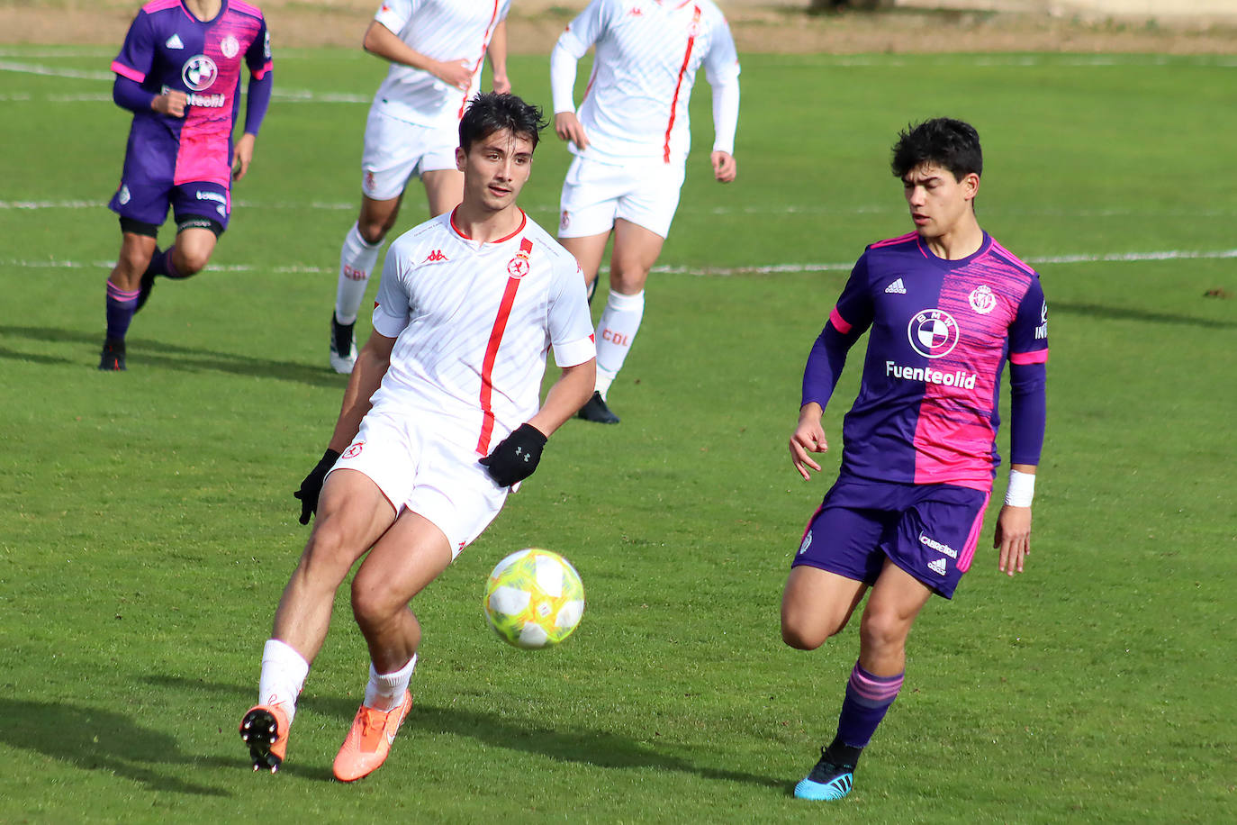 El conjunto leonés compite de tú a tú ante el juvenil pucelano en un choque trepidante y con alternativas que acaba en empate.