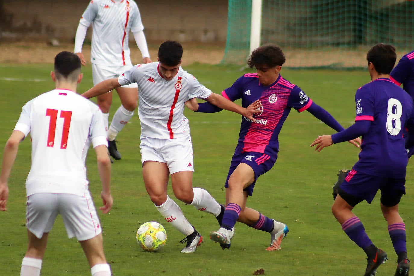 El conjunto leonés compite de tú a tú ante el juvenil pucelano en un choque trepidante y con alternativas que acaba en empate.