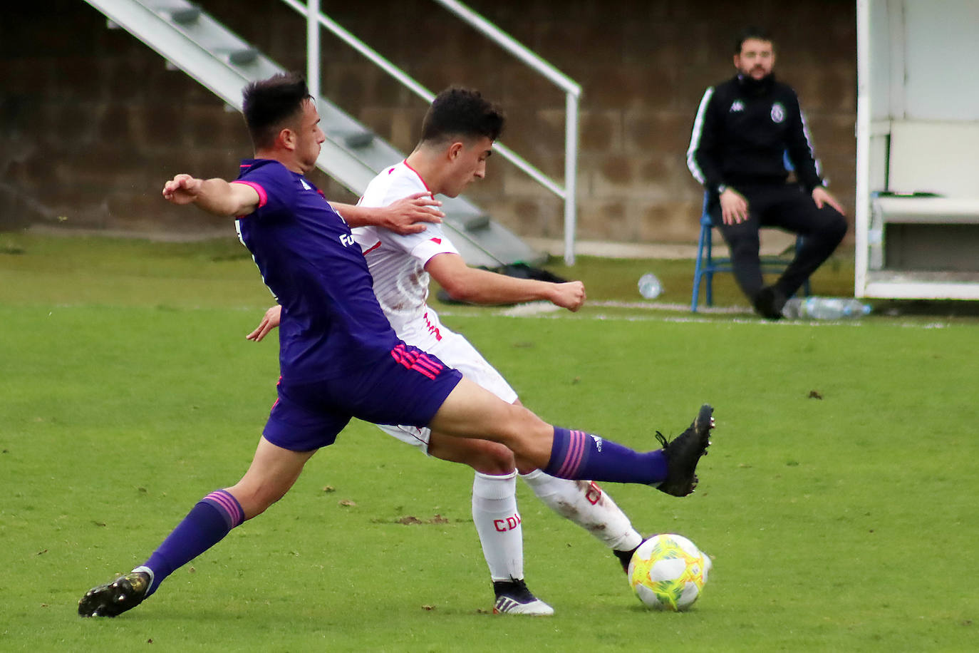 El conjunto leonés compite de tú a tú ante el juvenil pucelano en un choque trepidante y con alternativas que acaba en empate.