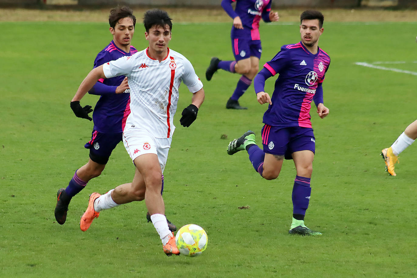 El conjunto leonés compite de tú a tú ante el juvenil pucelano en un choque trepidante y con alternativas que acaba en empate.