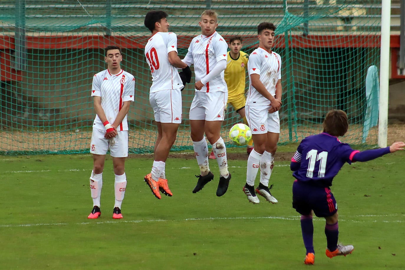 El conjunto leonés compite de tú a tú ante el juvenil pucelano en un choque trepidante y con alternativas que acaba en empate.