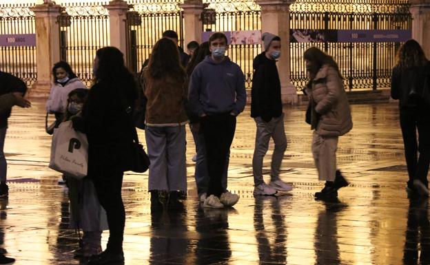 Galería. Gente en las calles de León más allá de las ocho.