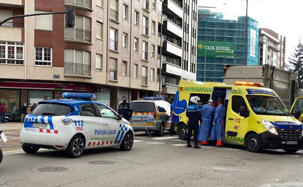 Zona donde se produjo el accidente, con sanitarios y policía presente. 