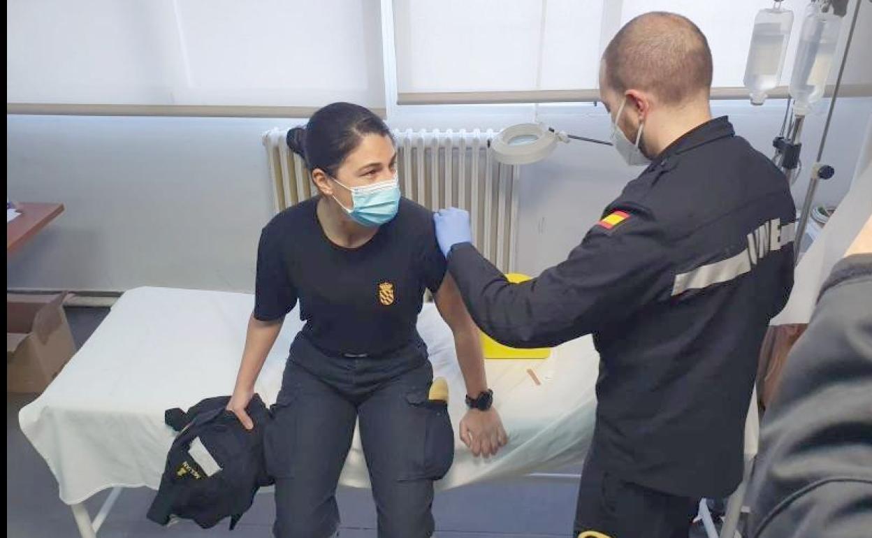 Un sanitario inocula la vacuna de Astrazeneca a una militar de la UME.