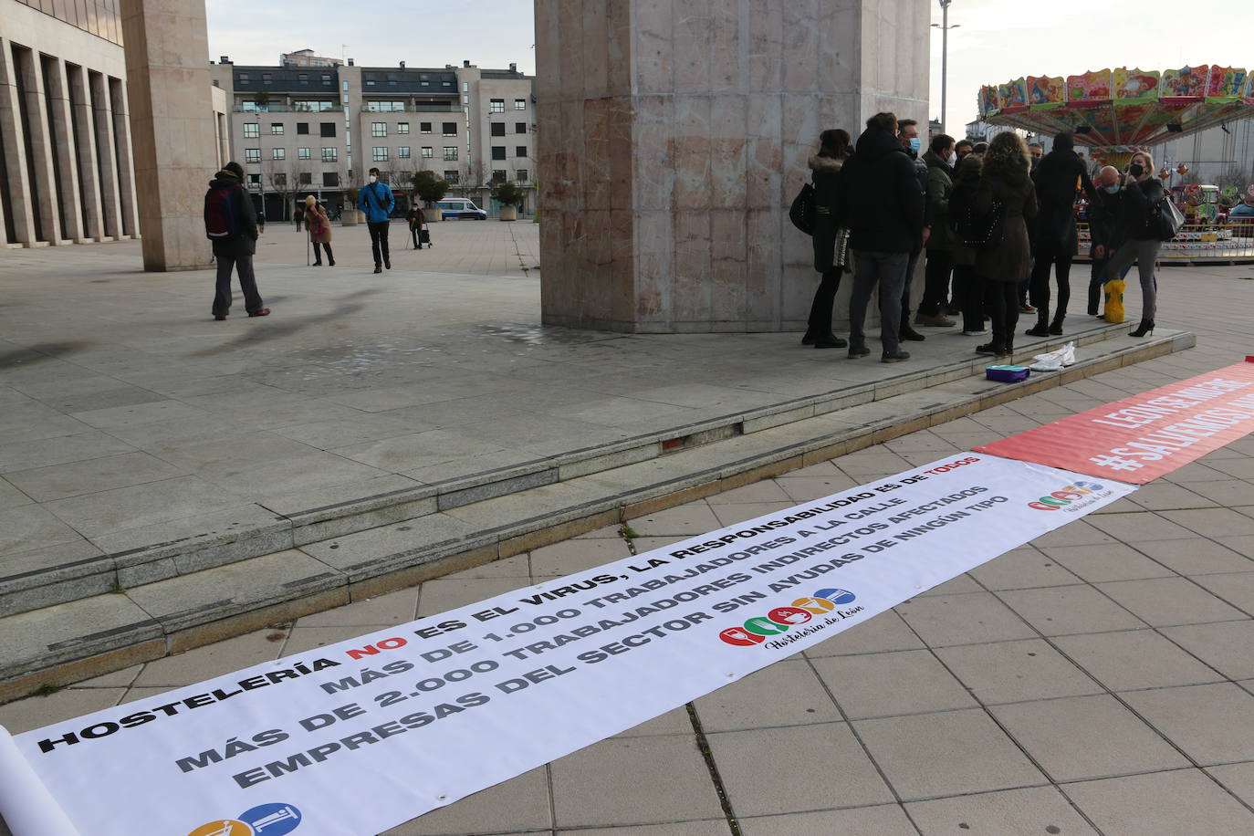 Una concentración a las puertas de la Delegación Territorial de al Junta de Castilla y León acaba con platos rotos en el suelo.