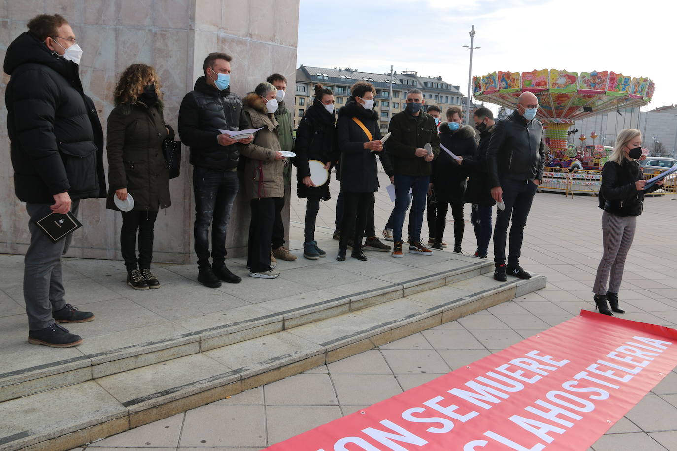 Una concentración a las puertas de la Delegación Territorial de al Junta de Castilla y León acaba con platos rotos en el suelo.