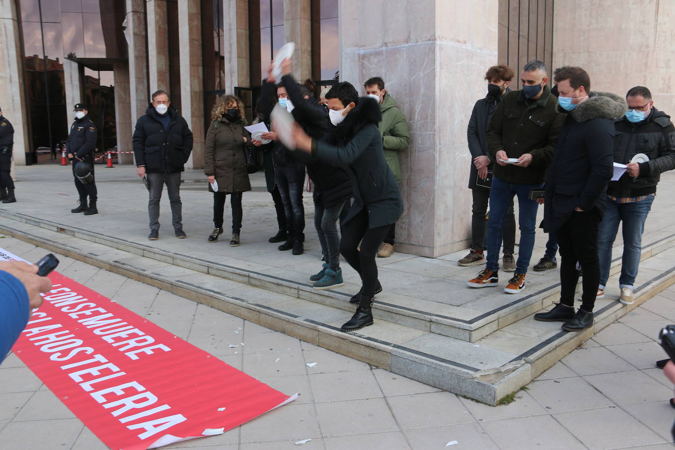 Una concentración a las puertas de la Delegación Territorial de al Junta de Castilla y León acaba con platos rotos en el suelo.