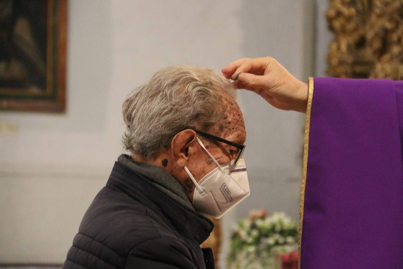 Los fieles reciben la ceniza en la iglesia de Santa Marina la Real en León.