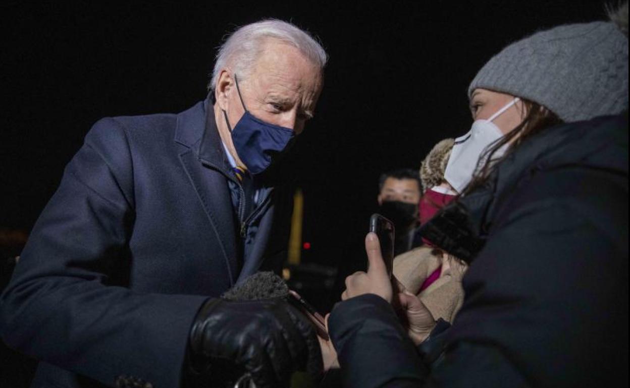 Joe Biden saluda a una simpatizante.