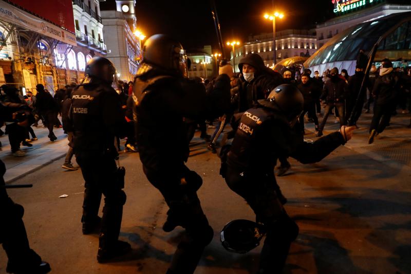 La Policía carga contra los manifestantes en la emblemática Puerta del Sol de Madrid.