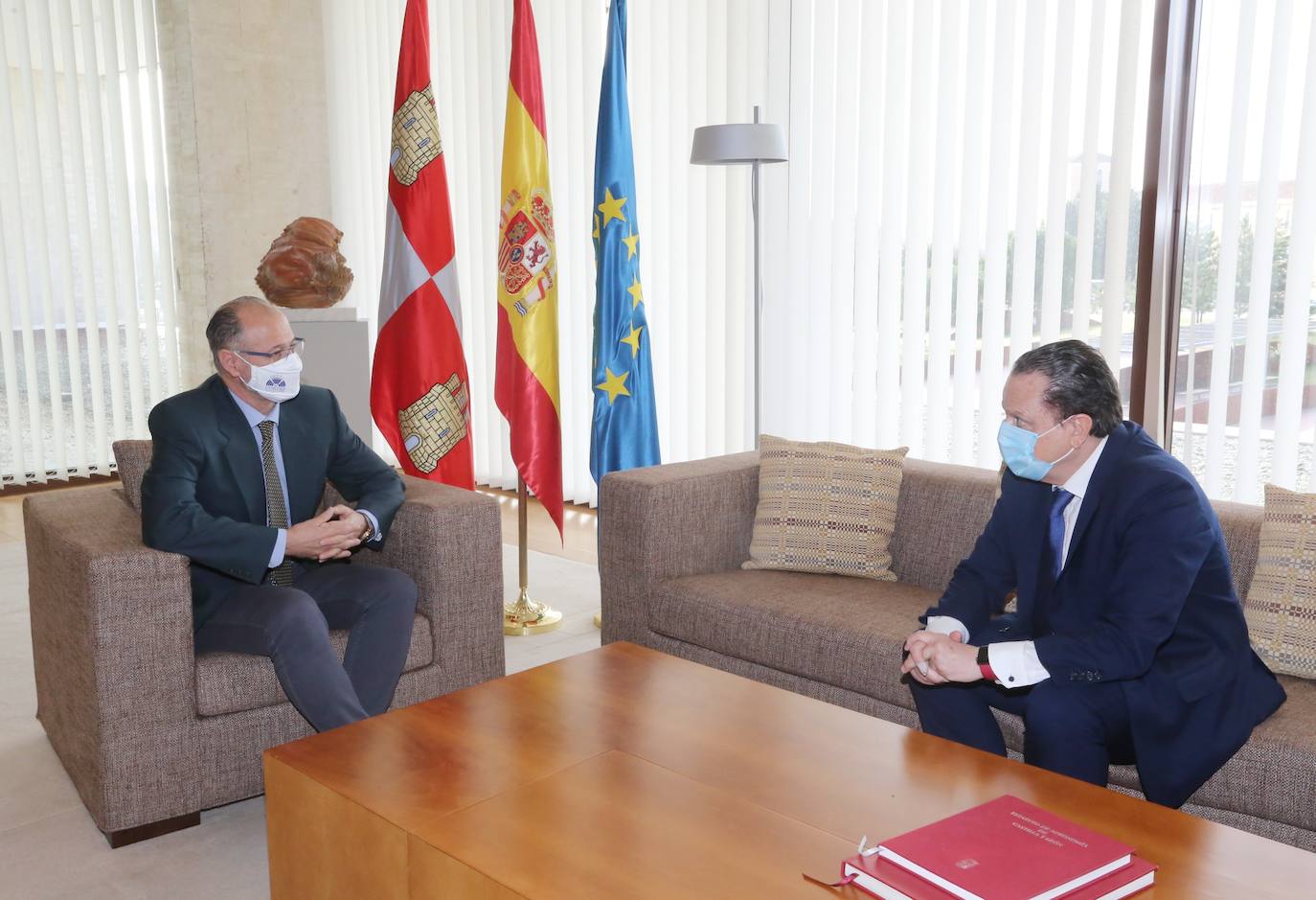 Fotos: El presidente de las Cortes se reúne con el presidente del Consejo de Cuentas