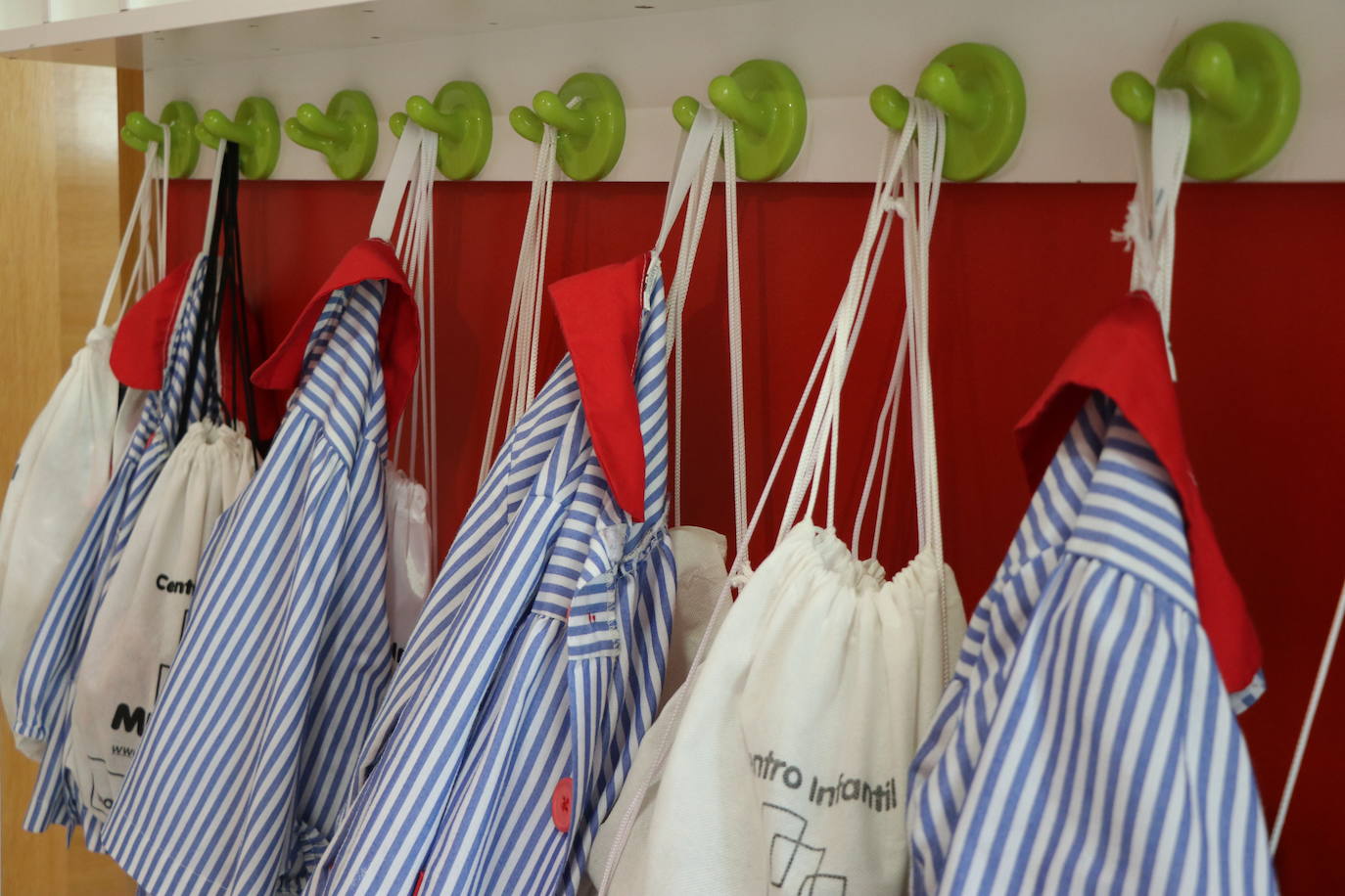 Babis colgados en la entrada de una escuela infantil de León capital. 