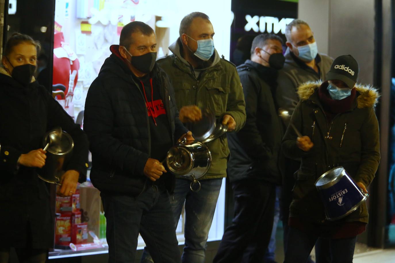 Fotos: Cacerolada de la hostelería del Bierzo