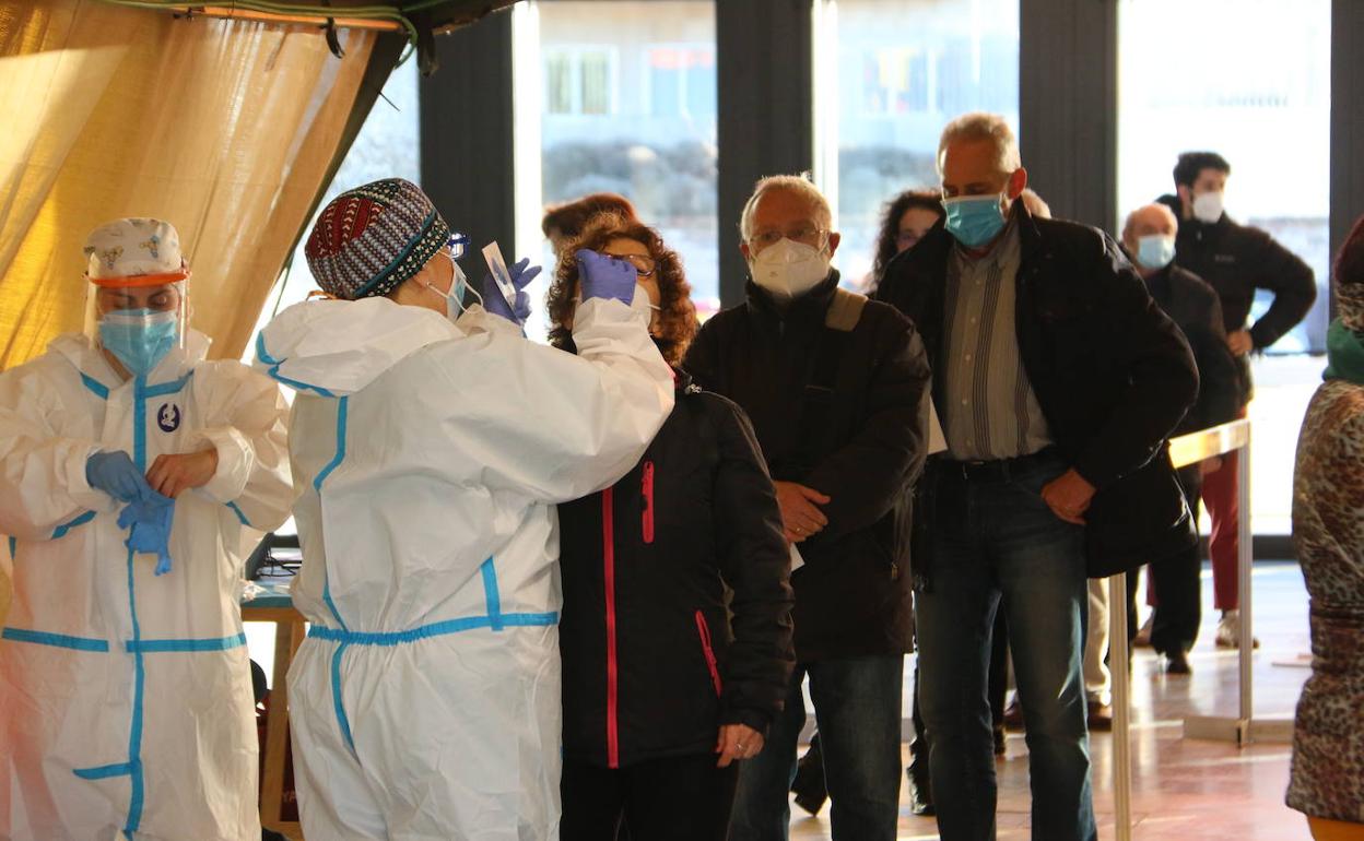 Una enfermera realiza el test de antígenos a una mujer en el Palacio de Exposiciones.