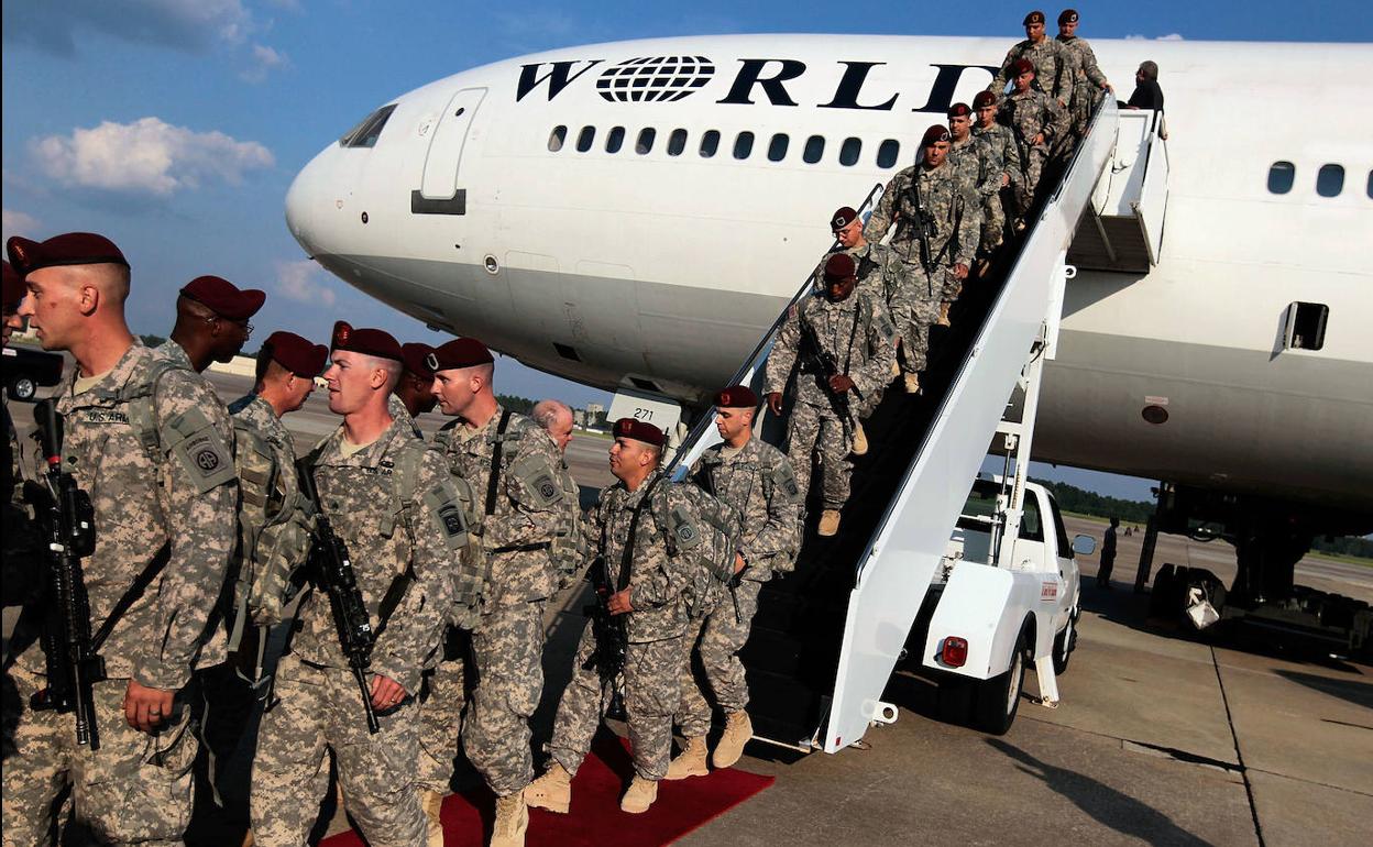 Llegada al aeropuerto de Fort Bragg, en Carolina del Norte, de paracaidistas tras pasar un año en Irak con la 82 División Aerotransportada del Ejército de EE UU.