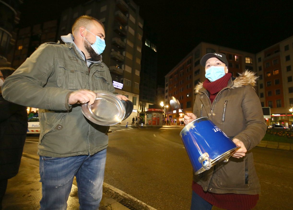 Fotos: Cacerolada de la hostelería del Bierzo