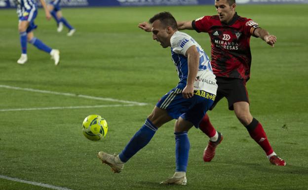 Galería. Pablo Valcarce sacó un gran centro para el gol de Sielva en el minuto 53.