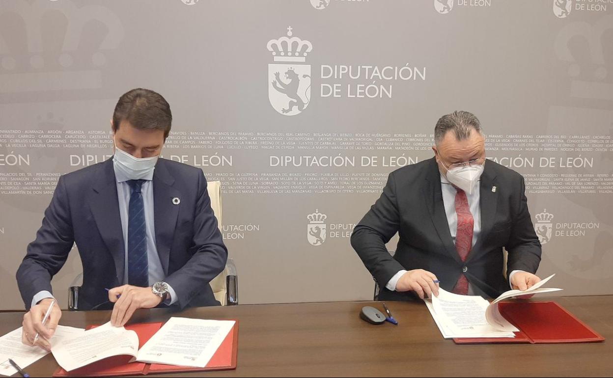 Ángel Ibáñez y Eduardo Morán en la firma del pacto.