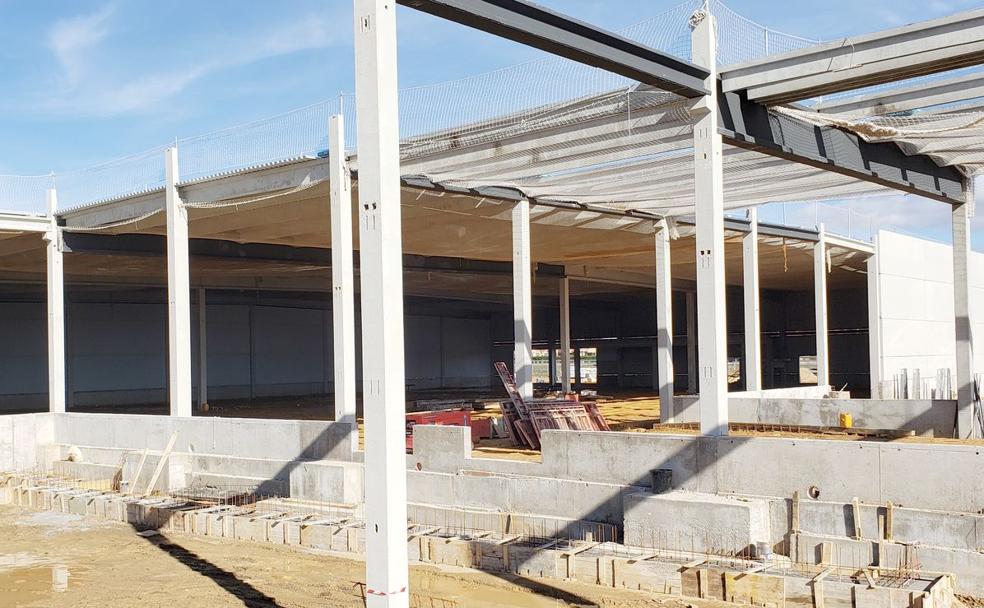 Imagen de una de las estructuras del nuevo centro comercial vista desde el interior delmPolígono de La Granja.