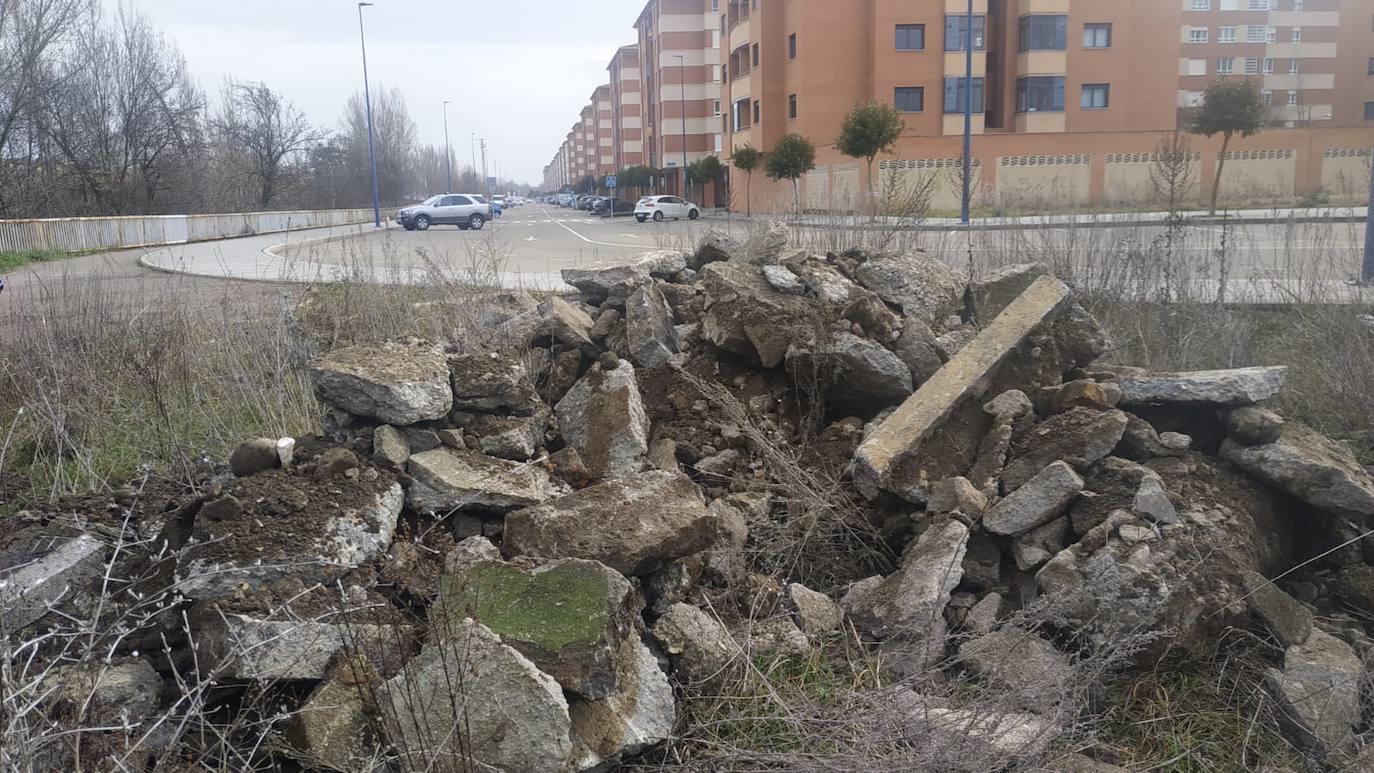 Los escomrbos se apilan en el Área 17.