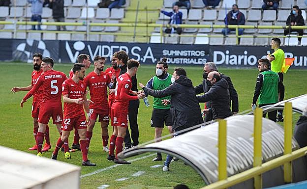 Galería. Los jugadores de la Cultural celebran el gol con el que se adelantan.